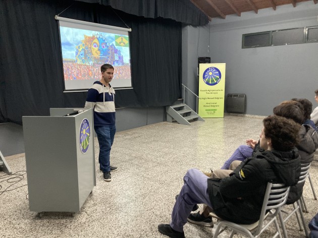 Agustín Parraquini, egresado de la EATA, compartió su experiencia como emprendedor con alumnos de Economía y Administración