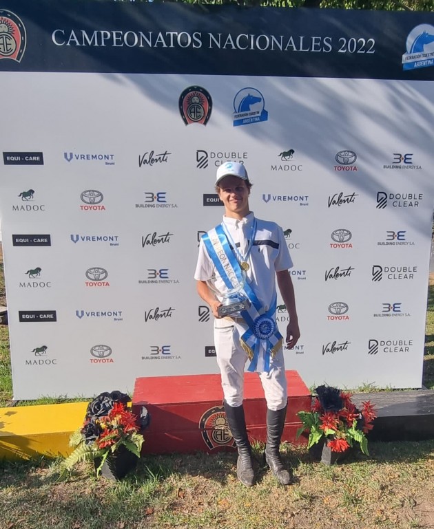 Alfonso van der Horst, alumno de quinto año de la EATA, campeón nacional de equitación 