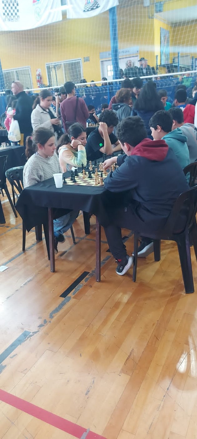 Alumnos de la EATA presentes en el encuentro de ajedrez de la categoría sub 14 en la ciudad de Buenos Aires
