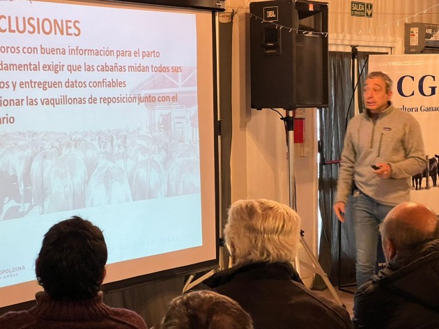 Alumnos de séptimo año presentes en la charla técnica sobre el mercado de carnes