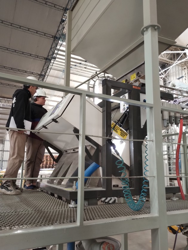 Alumnos de séptimo año realizaron una visita a la empresa Agroprimus Alumnos de séptimo año realizaron una visita a la empresa Agroprimus