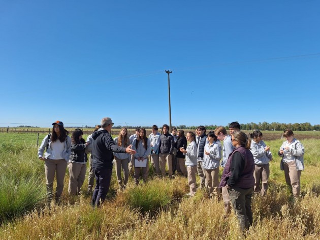 Alumnos visitan el módulo agroecológico de la Chacra de Barrow