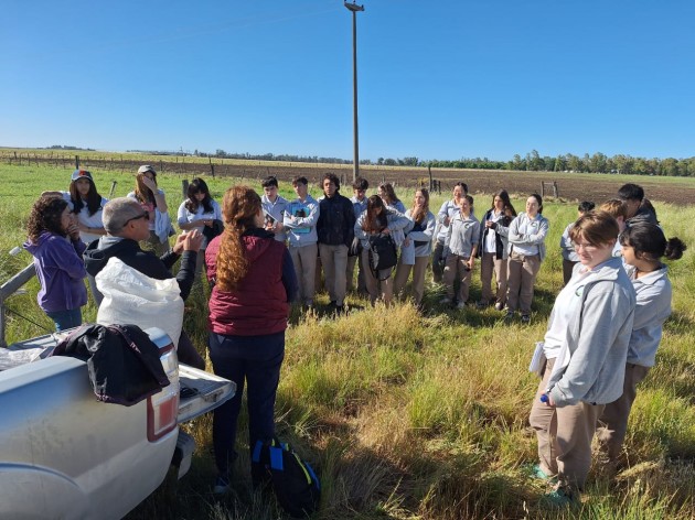 Alumnos visitan el módulo agroecológico de la Chacra de Barrow