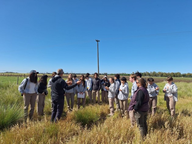 Alumnos visitan el módulo agroecológico de la Chacra de Barrow