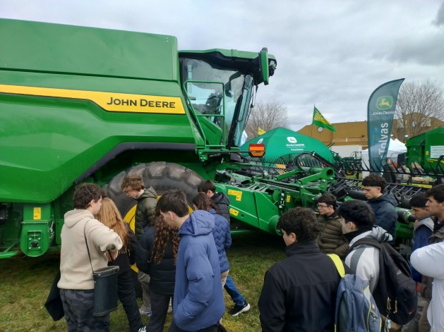  Curso de Operadores de Maquinaria Agrícola: Histórica articulación entre la EATA - CeresTolvas John Deere Tres Arroyos y el Productor Agropecuario José 