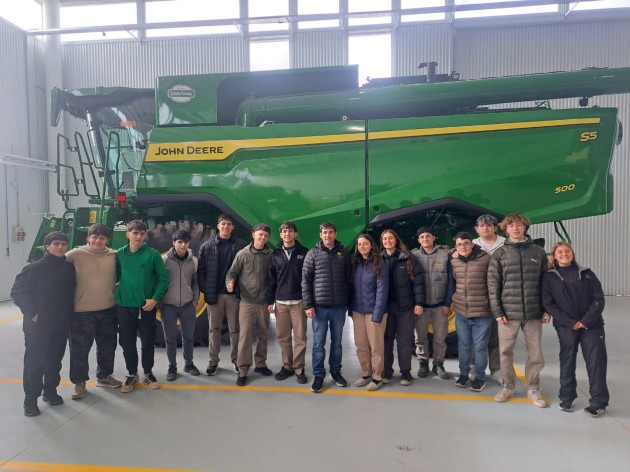  Curso de Operadores de Maquinaria Agrícola: Histórica articulación entre la EATA - CeresTolvas John Deere Tres Arroyos y el Productor Agropecuario José 