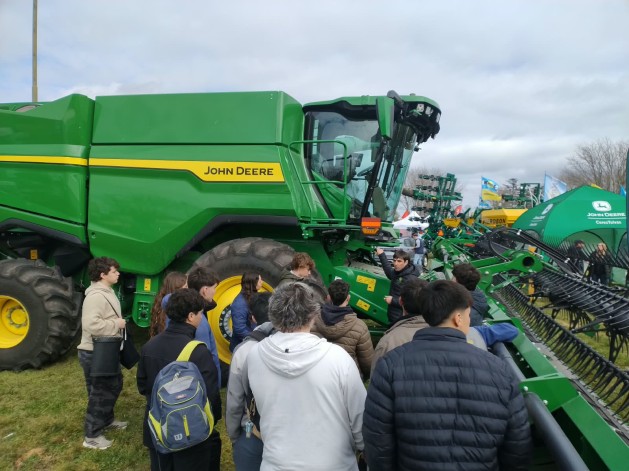 Curso de Operadores de Maquinaria Agrícola: Histórica articulación entre la EATA - CeresTolvas John Deere Tres Arroyos y el Productor Agropecuario José 