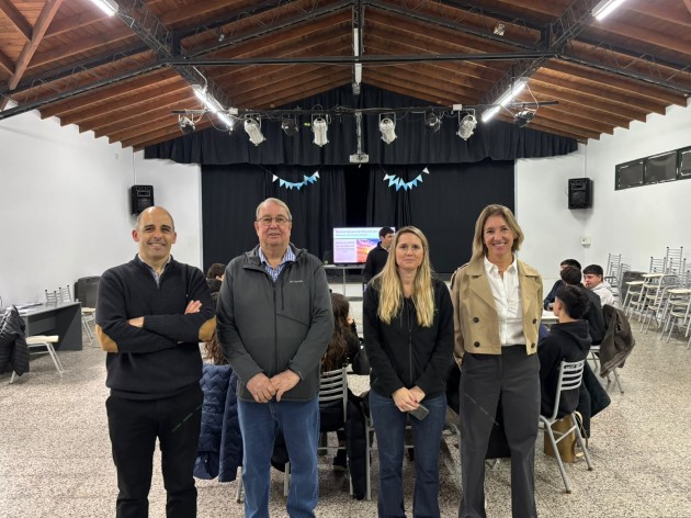  Curso de Operadores de Maquinaria Agrícola: Histórica articulación entre la EATA - CeresTolvas John Deere Tres Arroyos y el Productor Agropecuario José 