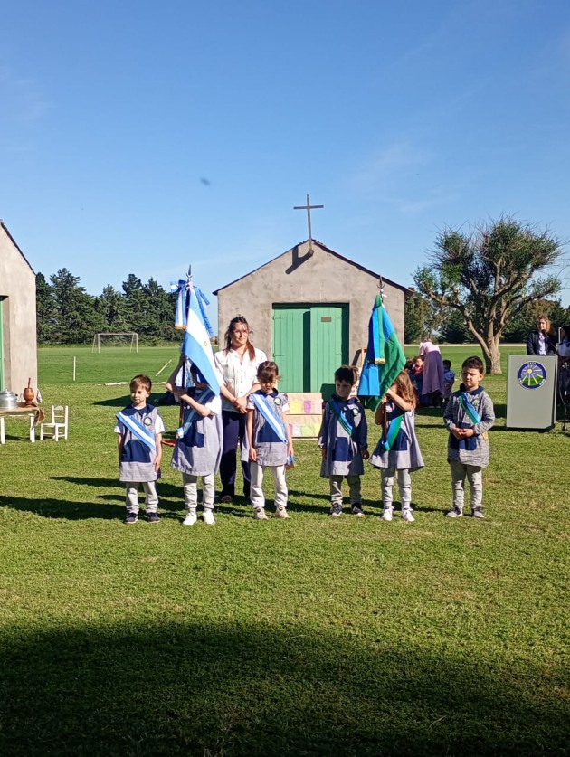 Entre pañuelos y zapateos  los más chiquitos conmemoran El Día de la Tradición