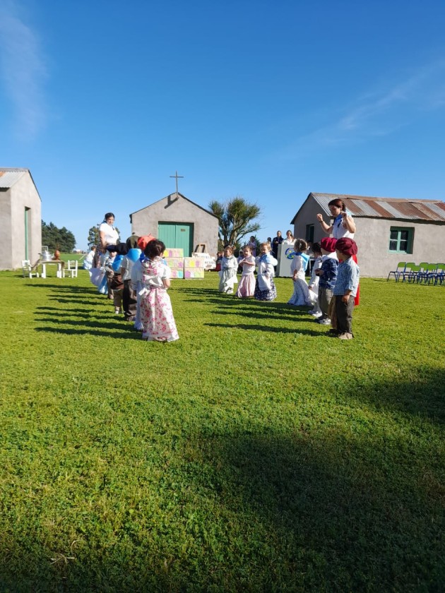 Entre pañuelos y zapateos  los más chiquitos conmemoran El Día de la Tradición