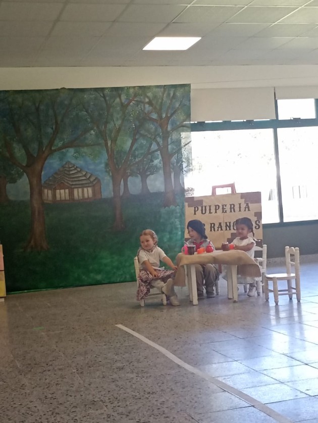 Entre pañuelos y zapateos  los más chiquitos conmemoran El Día de la Tradición