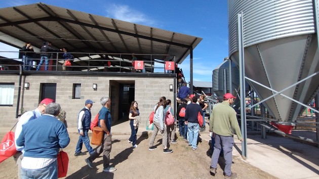 Futuros Técnicos Agropecuarios visitan sistema robotizado de ordeñe