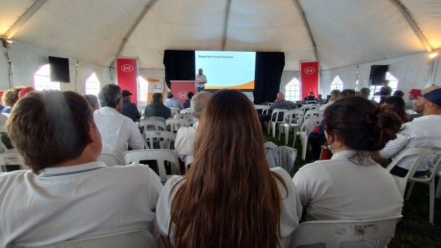 Futuros Técnicos Agropecuarios visitan sistema robotizado de ordeñe