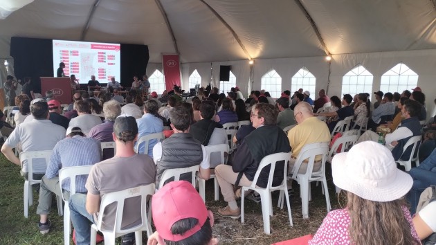 Futuros Técnicos Agropecuarios visitan sistema robotizado de ordeñe