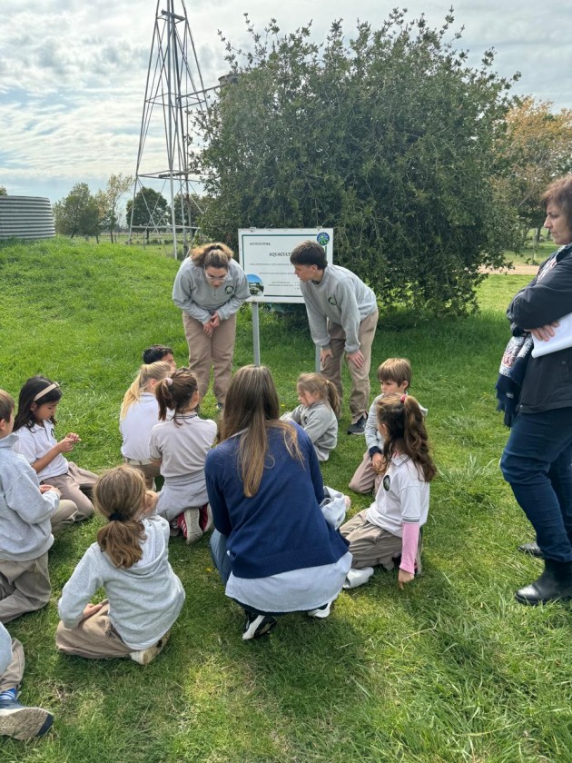 
Los Alumnos Guía realizan visitas guiadas por las áreas para alumnos de nivel primario