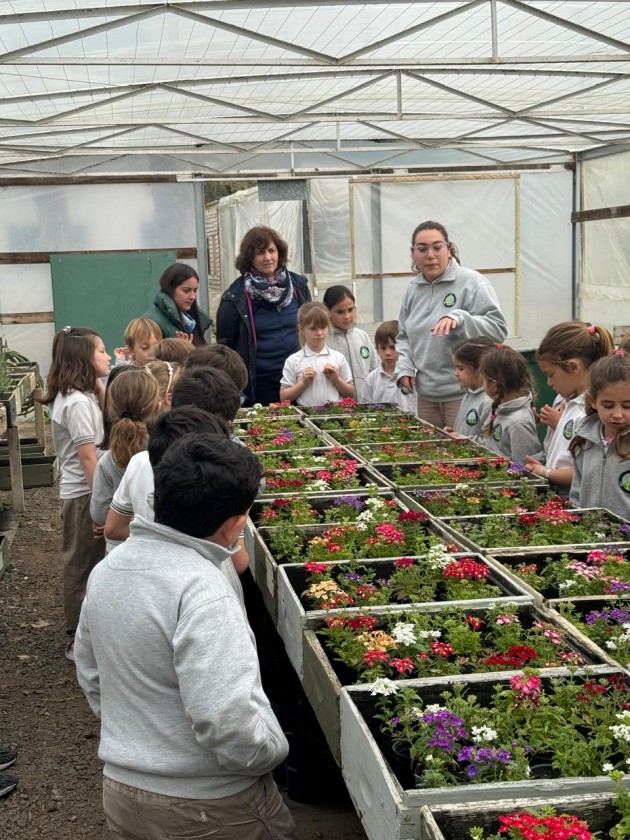 
Los Alumnos Guía realizan visitas guiadas por las áreas para alumnos de nivel primario